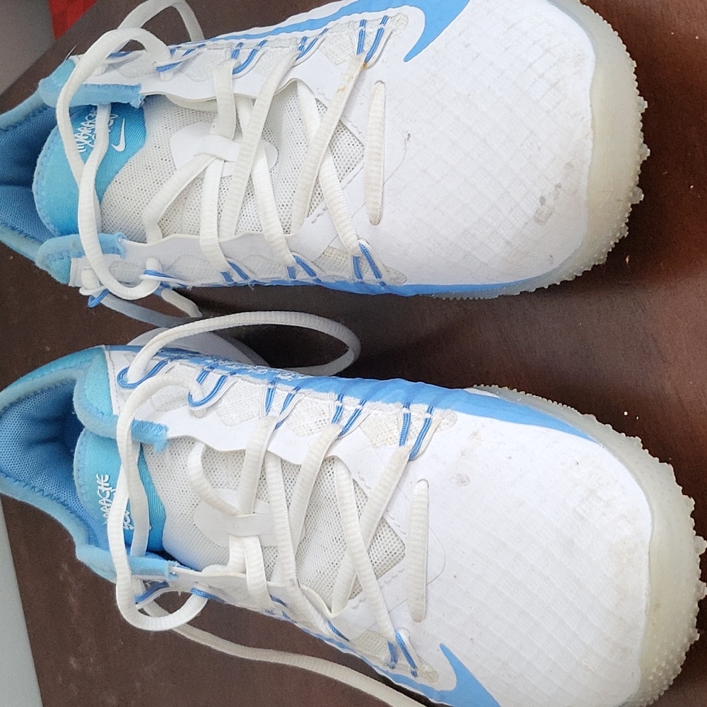 Nike Huarche lacrosse cleats. White and blue maybe worn 5 x. Great condition.